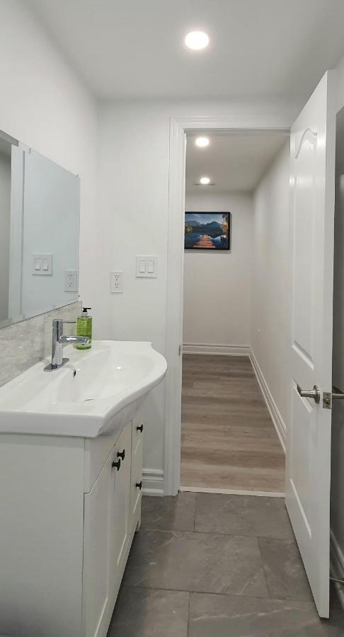 A Home Away โตรอนโต ภายนอก รูปภาพ